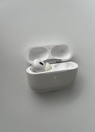 Лівий навушник та кейс airpods pro