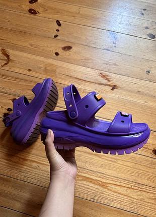 Оригінальні шльопанці сандалі crocs mega crush sandal