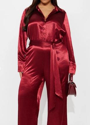 Незрівнянний сатиновий комбінезон кольору burgundy батал prettylittlething