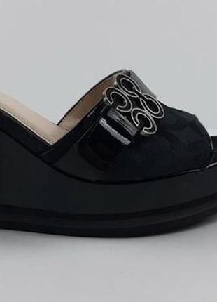 Жіночі сабо coach geri з чорної лакованої шкіри на платформі та танкетці.