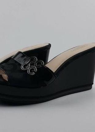Жіночі сабо coach geri з чорної лакованої шкіри на платформі та танкетці.