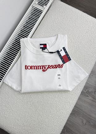 Футболки tommy jeans з вишитим логотипом
