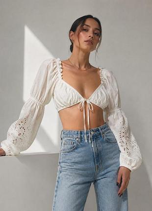 Білий топ bershka з об’ємними рукавами та прошвою, m