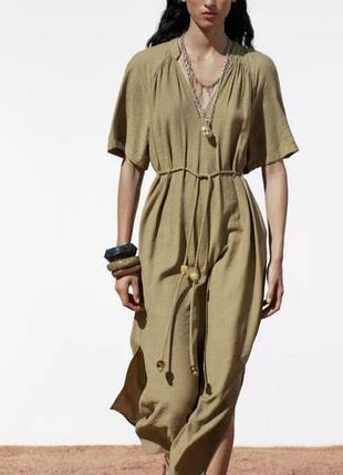 Жіноча сукня кольору хакі від zara з v-подібним вирізом і поясом із намистинами