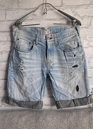 Джинсовые шорты бренда pull &amp; bear светло голубого цвета с эффектом потертости размер w32
