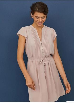 Платье h&m светло-бежевого цвета с мелкими складками на груди и пуговицами