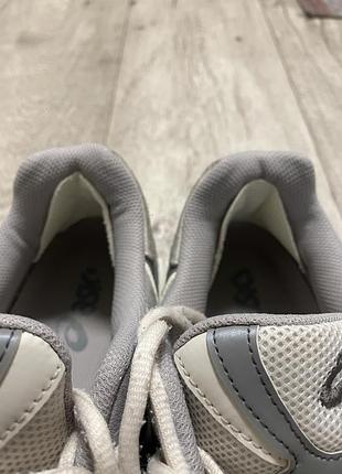 Продам кросівки asics 4