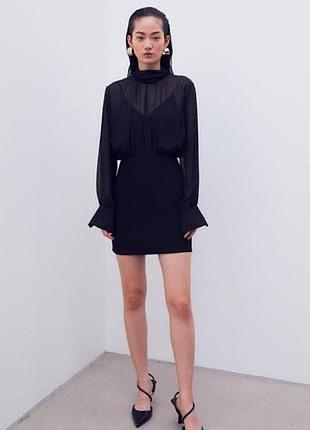 Чорна коротка сукня з коміром-стійкою від відомого бренду h&m