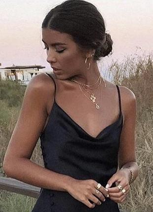 Чорна атласна сукня zara має виріз-хомут і витончену  сріблясту фурнітуру на спині