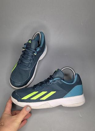 Детские теннисные кроссовки adidas courtflash, выполненные в темно-синем цвете с ярко-желтыми полосками