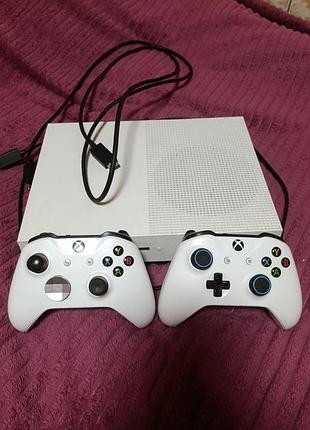 X box one s 500 gb + два джойстика
