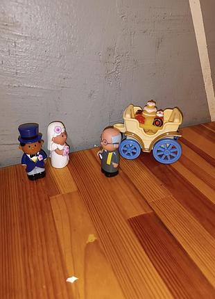 Игровой набор свадьбы happyland elc wedding carriage set, включающий в себя фигурки невесты, невесты, супа и экипаж,