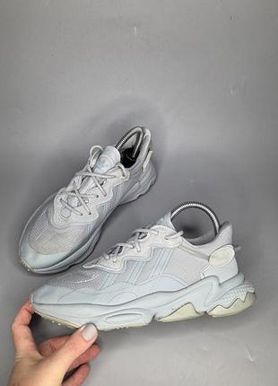 Женские кроссовки adidas ozweego в светло-сером цвете