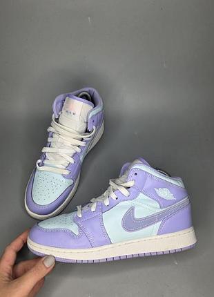 Женские кроссовки nike air jordan 1 mid в цвете "purple pulse"