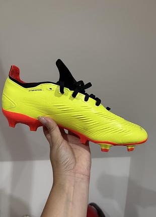Футбольні бутси adidas predator 24 league fg (або predator league low) у яскравому жовтому кольорі (team solar yellow / core black / solar red).
