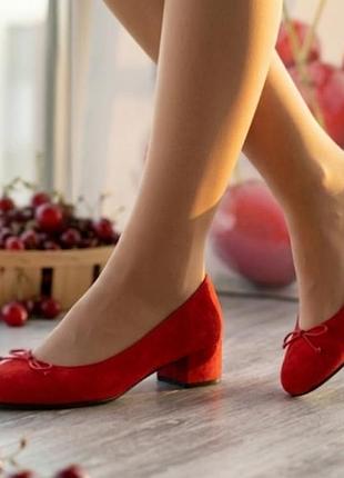 Женские туфли zara красного цвета натуральный замш стойкий каблук размер 37