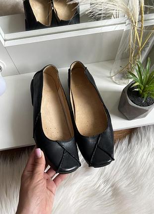 Clarks шкіряні натуральна шкіра кожані балетки туфлі трендові темно синього кольору 4 розмір 24,5 см на широку ніжку