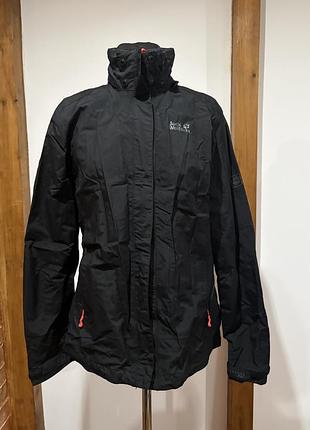 Жіноча водонепроникна куртка-вітровка бренду jack wolfskin чорного кольору.