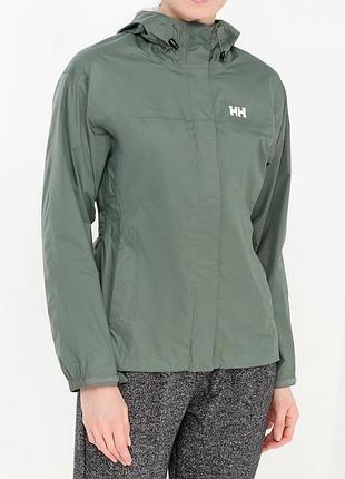 Ветровка helly hansen w loke jacket зелёного цвета с белым логотипом hh на груди