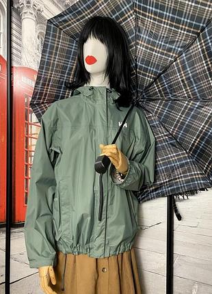 Ветровка helly hansen w loke jacket зелёного цвета с белым логотипом hh на груди