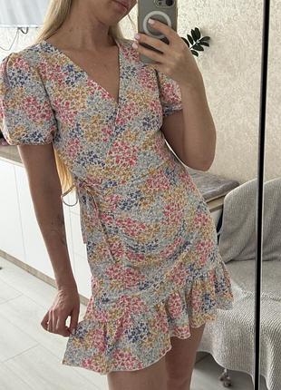 Літня жіноча квіткова сукня на запах від gina tricot, s-m, з декольте, коротка, рукава ліхтарики, спідниця з воланами, віскоза, жіночний сарафан