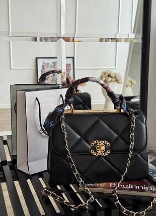 Сумочка chanel ,  чорна  , золота фурнітура , підійде до буть якогт образу  , розмір 26/17 /9 матеріал еко шкіра