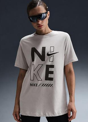 Базовая женская оверсайз футболка nike nsw tee