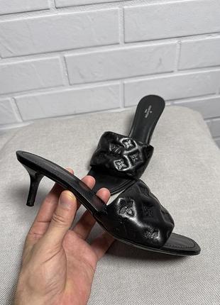 Louis vuitton жіночі шкіряні босоніжки шльопанці розмір 39 25см.