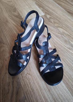 Кожаные босоножки clarks