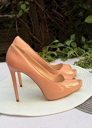 Роскошные лаковые бежевые нюдовые туфли на заколках zara basic 39р