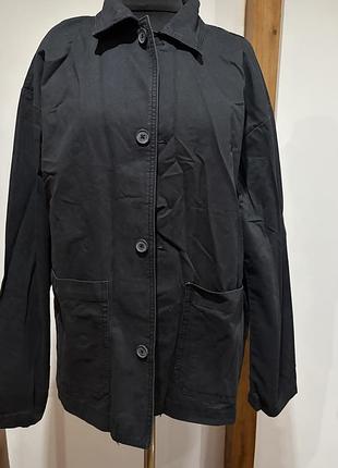 Чорна куртка-сорочка (або куртка робочого стилю — chore jacket) від бренду pull&bear.
