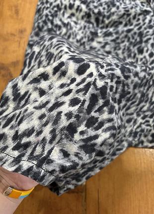 Жіночі штани з трендовим анімалістичним візерунком — reclaimed vintage snow leopard print barrel leg trousers