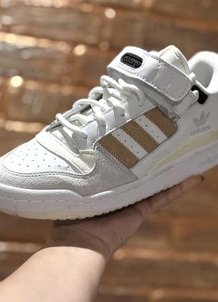 Стильні жіночі кросівки adidas forum low w у біло-бежевому кольорі
