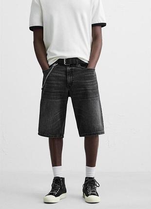 Baggy short колір: чорний бермуди вільного крою, виготовлені з бавовняного деніму. п’ять кишень. ефект потертості.