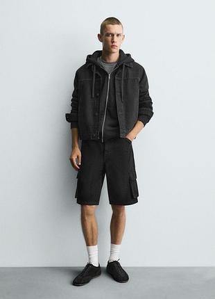 Cargo short колір: чорний джинсові шорти карго. застібка на блискавку. п‘ять кишень та дві бічні карго кишені.