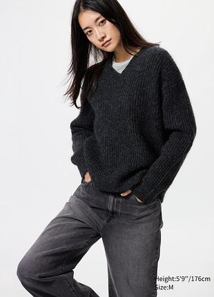 Uniqlo светр з v-подібним вирізом