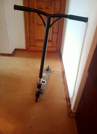 Трюковый самокат best scooter
продам трюковый самокат best scooter в хорошем рабочем состоянии. прочная алюминиевая дека и стальной руль.