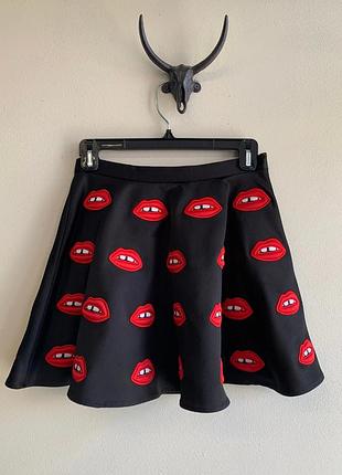 Расклешенная юбка-солнце (skater skirt) черного цвета с принтом в виде красных губ