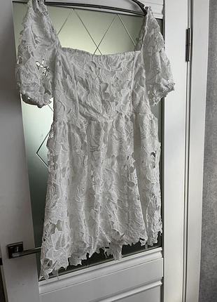 Біла мереживна сукня міні in the style з об'ємними рукавами