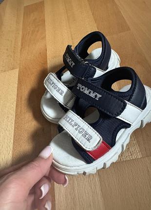 Оригінальні дитячі босоніжки tommy hilfiger. розмір 22. дуже стильні, легкі, зручні. купувалися новими минулого літа.