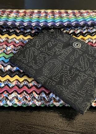 Сумка-клач люксового бренду  missoni,виготовлена з  якісного пластику з впізнаваємим геометричним візерунком та унікальним поєднанням