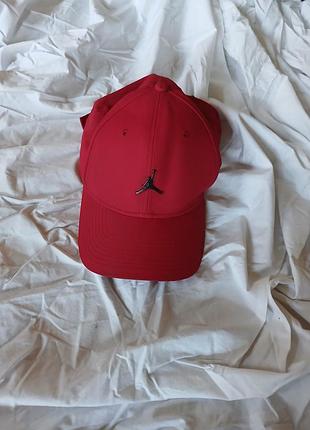 Красная оригинальная кепка air jordan с металлическим логотипом jumpman