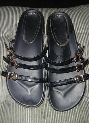 Кожаные шлепанцы / слайды zara с золотыми пряжками