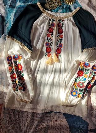 Жіноча вишиванка — традиційна східнослов'янська блуза, декорована яскравою рослинною вишивкою.