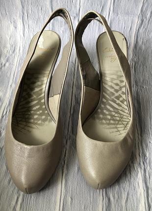 Бежеві шкіряні туфлі слігбеки clarks оригінал 39 розмір