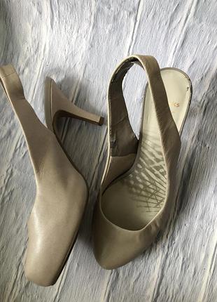 Бежеві шкіряні туфлі слігбеки clarks оригінал 39 розмір