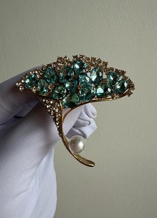 Металева брошка квітка «смарагдовий листок» з кристалами та перлиною