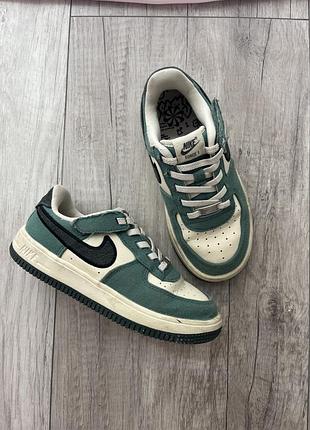 Дитячі кросівки nike force 1 low easyon у кольорі coconut milk/vintage green із характерним полотняним верхом