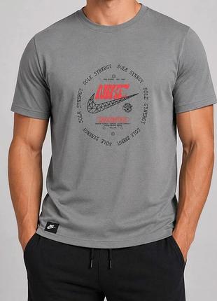Футболка nike з цікавим стильним принтом спереду. на спині розташований великий принт