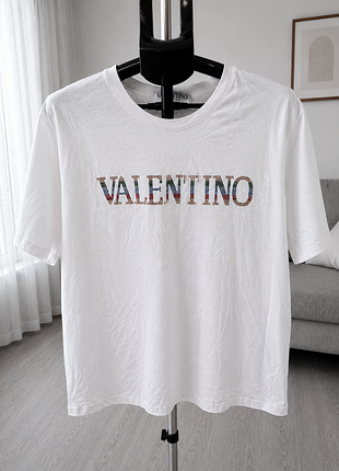 Стильна біла футболка valentino у відмінному стані.